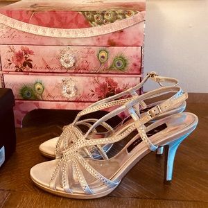 ✨Nina Elegant Slingback Sandals Size 6✨